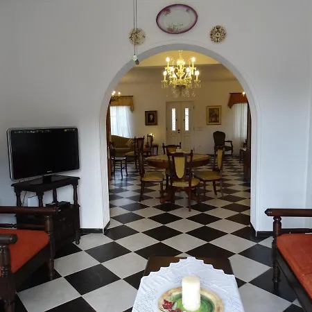 Ada Villa